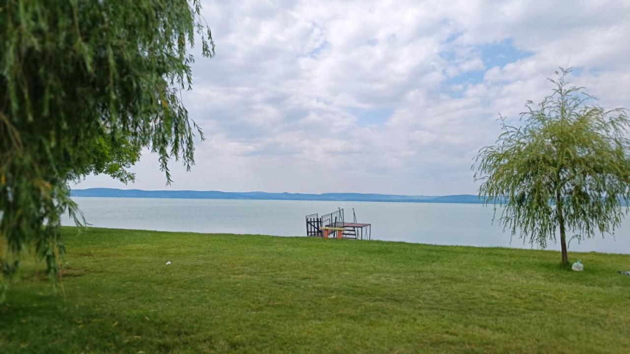 Traumlage direkt am See Balatonszárszó Exterior foto