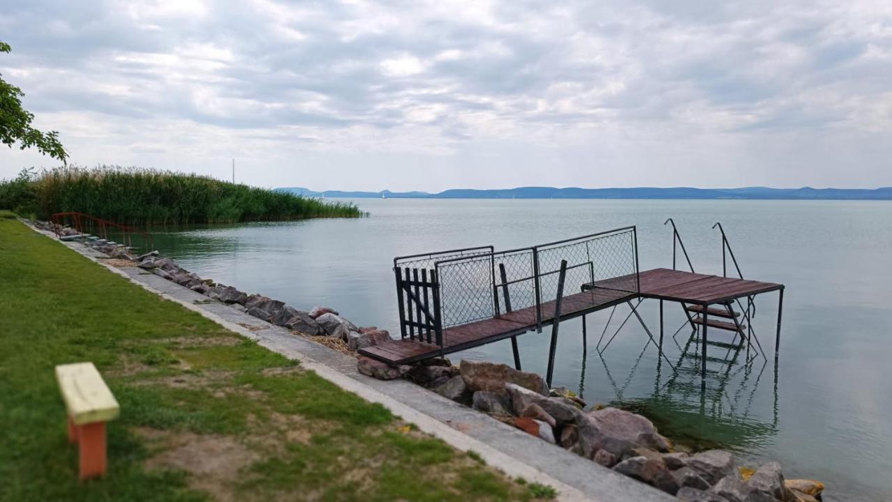 Traumlage direkt am See Balatonszárszó Exterior foto